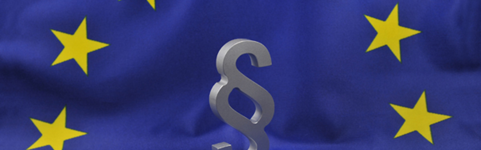Paragraph auf einer blauen Europafahne mit gelben Sternen