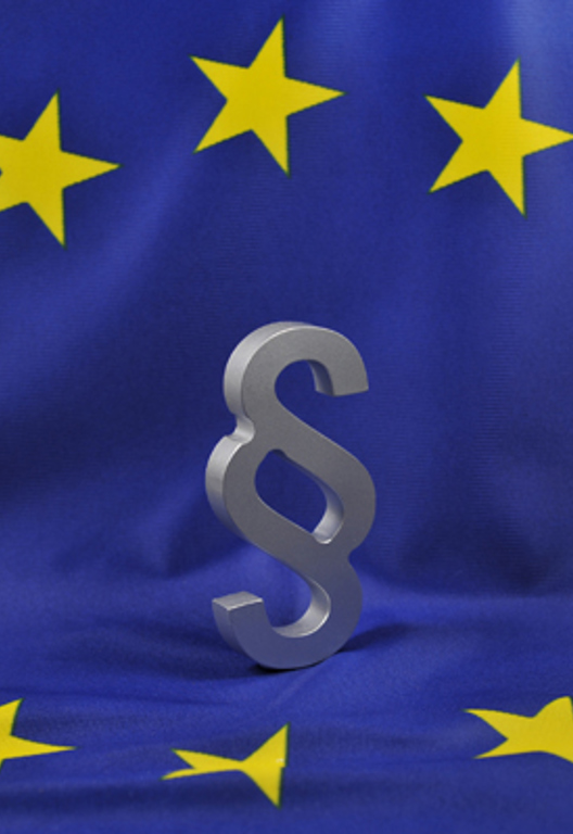 Paragraph auf einer blauen Europafahne mit gelben Sternen